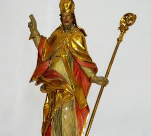 Heiligenfiguren an der Wand