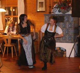 Wirtin und Tochter Tanzen auf