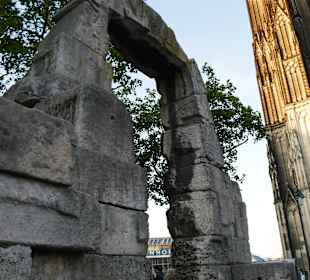 Römisches Portal am DOM