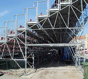 Blick unter die Osttribüne 