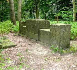 Steinquader zur Erinnerung an die Villa 