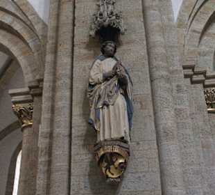Heilige an den Säulen des Kirchenschiffs
