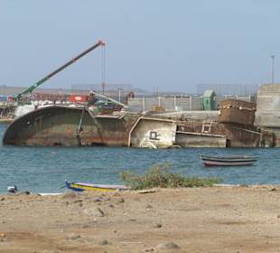 Gekentertes Schiff im Hafen von Palmira