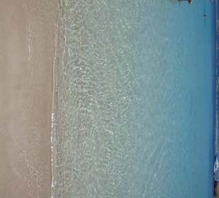 Feiner heller Sand - kristallklares Wasser