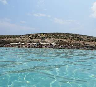 Die vom Comino Hotel & Bungalows ca. 500m entfernte blaue La