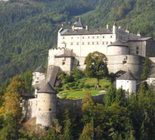 Blick auf die Burg auf dem Weg zur Eisriesenwelt