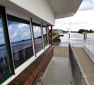 Auf dem Balkon der Station