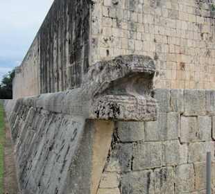 Schlange am Sportplatz Chichen Itza