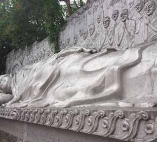 Liegender Buddha in Long Son Pagode 