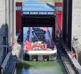 Einfahrt eines Schiffes in den Trog