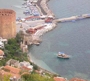 Ausblick von der Burg Alanya zum Hafen