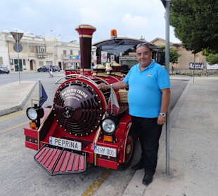 Nino, der Fahrer fuhr die Bahn sicher durch Rabat.
