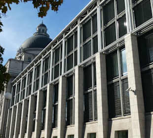 Staatskanzlei: Blick vom Franz-Josef-Strauß-Ring