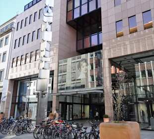Zugang zur Galerie von der Luisenstraße aus