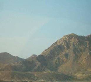 Tagesausflug nach Luxor - Busfahrt durch Wüstengebirge