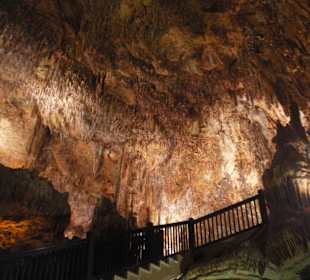 Tropfsteinhöhle von unten