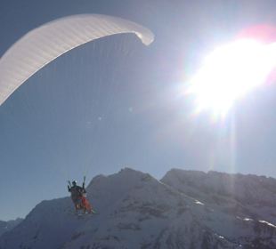 Wir fliegen im Winter mit und ohne Skier