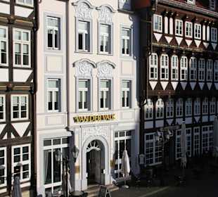 Historische Fassaden vor dem Brunnen