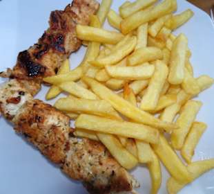 Orientalische Spieße mit Prommes frites