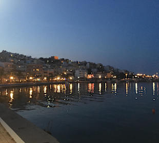 Sitia bei Nacht