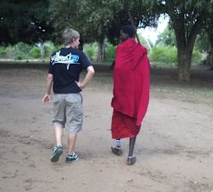 Auf Erkundungstour mit dem Massaikrieger vom Camp