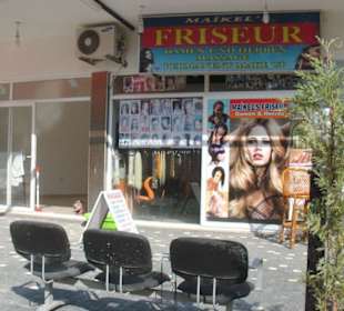 Durch den Friseursalon gehts zur Massage