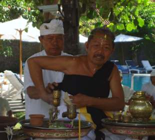 Priester wird fertig eingekleidet