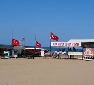 Am Strand die Trauerbeflaggung zum Berkwerkunglück