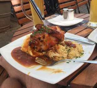 Frisch gebrautes Biet und leckere Haxe