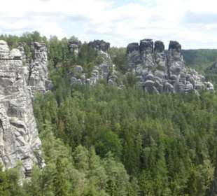 Blick auf die Felslandschaft im Bastei-Massiv