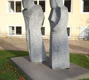 Denkmal im Garten von St. Michaelis