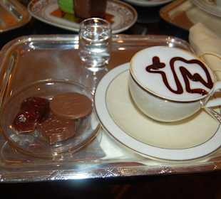 Emirates Palas in Abu Dhabi - Camelcino trinken