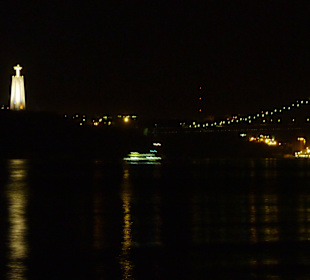 Nächtlicher Blick über den Tejo zu Cristo Rei