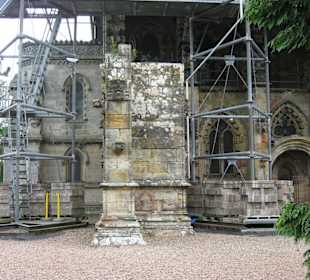 Gerüst um die Kirche