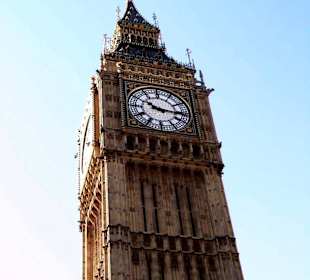 La torre tiene cuatro relojes