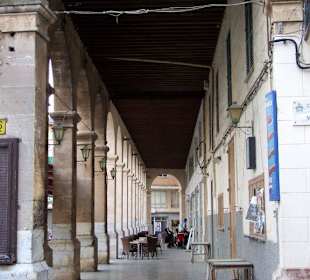 Arkaden am Kirchplatz von Inca