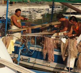 Fischer beim Netzeflicken