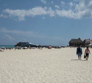 Blick auf den Hafen vom Strand aus