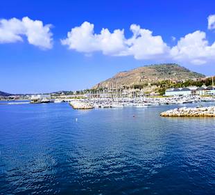 Ausfahrt vom Fährhafen in Neapel