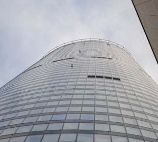 Z tego ujęcia widać ogrom budynku.