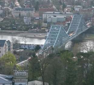 Blick vom Biergarten auf das blaue Wunder.