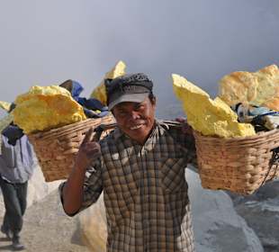 Schwefelarbeiter am Itjen Krater