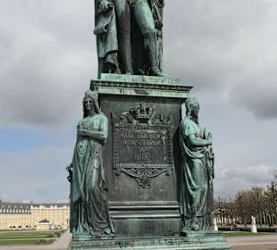 Das Karl-Friedrich-Denkmal, dahinter das Schloss
