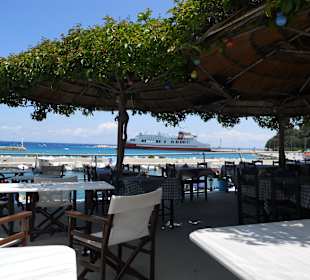Taverne am Hafen von Poros