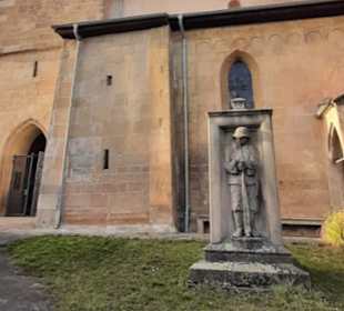 Kriegerdenkmal bei der Kirche