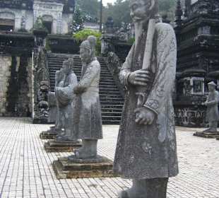 In Beton gegossene Wächter und Begleiter.