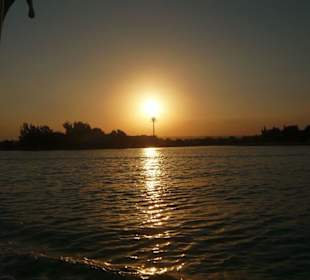 Sonnenuntergang auf einem Lagunenarm im Boot