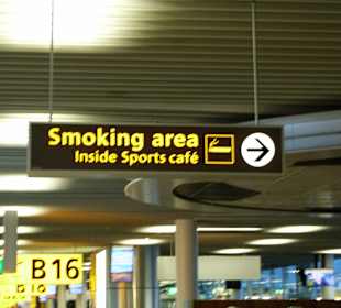 Terminal 2/ "B"-Gates/Wegweiser zum Raucherbereich