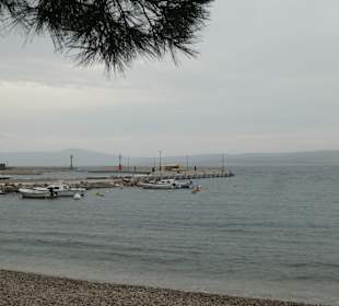 Der steinige Stadtstrand von Crikvenica