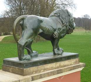 Eindrucksvolles Löwendekor.